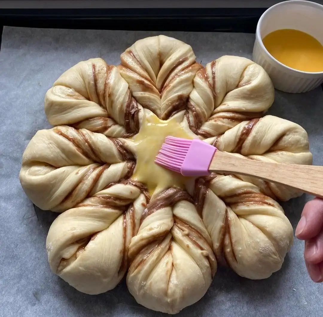 Шоколадний пиріг у формі квітки із здобного тіста - просто пальчики оближеш