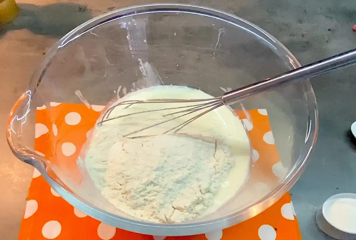 Заливний пиріг на кефірі: швидко, смачно, просто