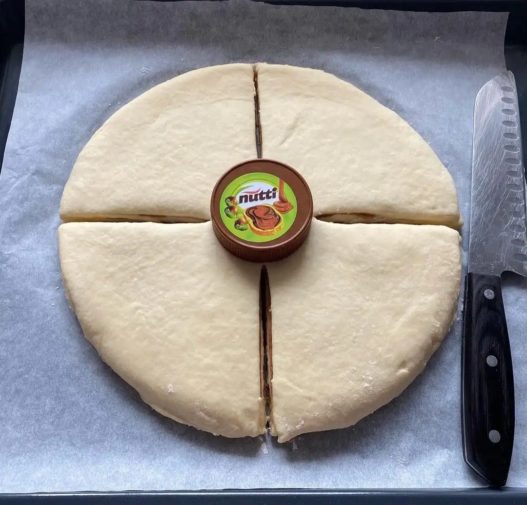 Шоколадний пиріг у формі квітки із здобного тіста - просто пальчики оближеш