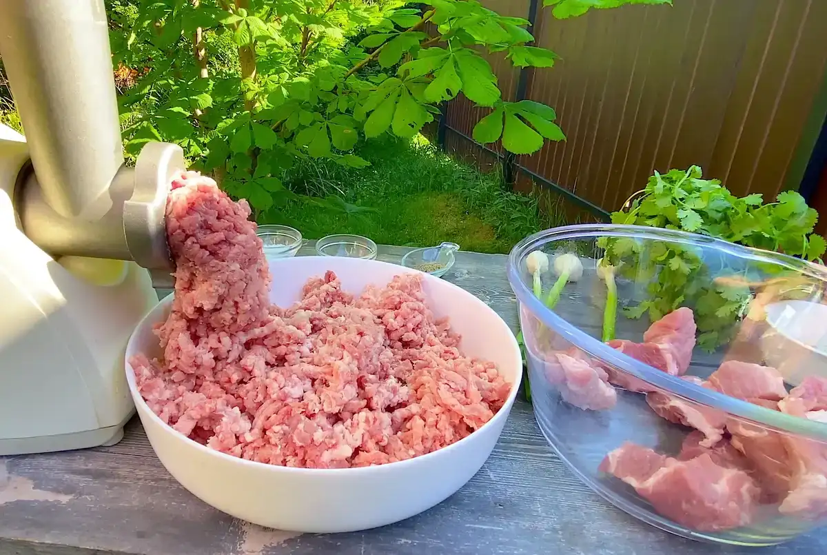 Домашні ковбаски для грилю: виходять неймовірно смачні і соковиті