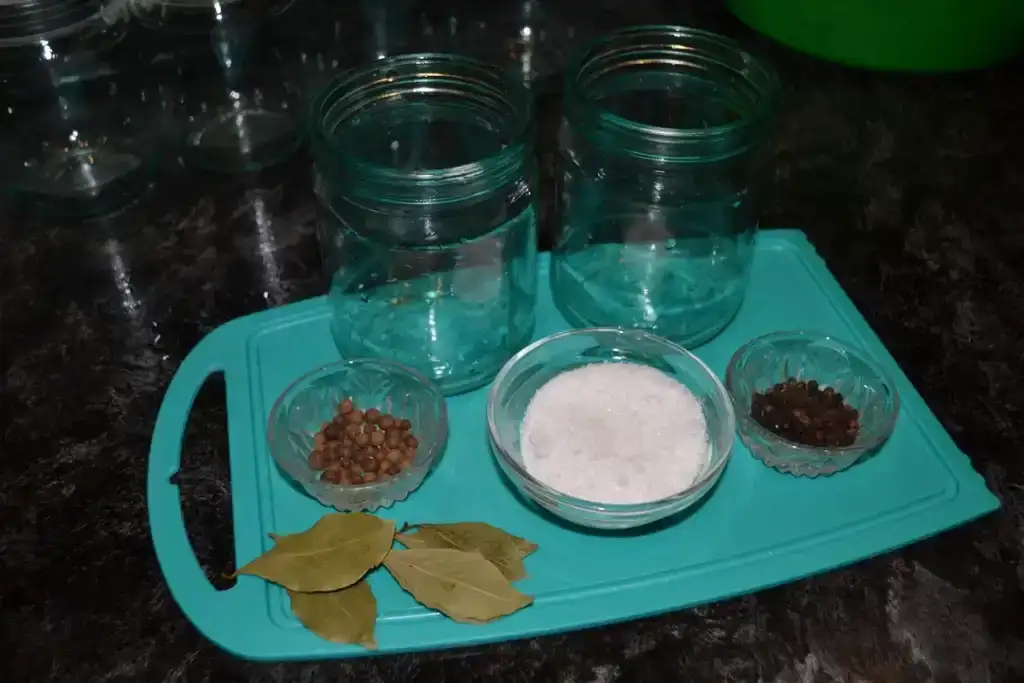 Домашні консерви зі скумбрії: 3 варіанти в духовці