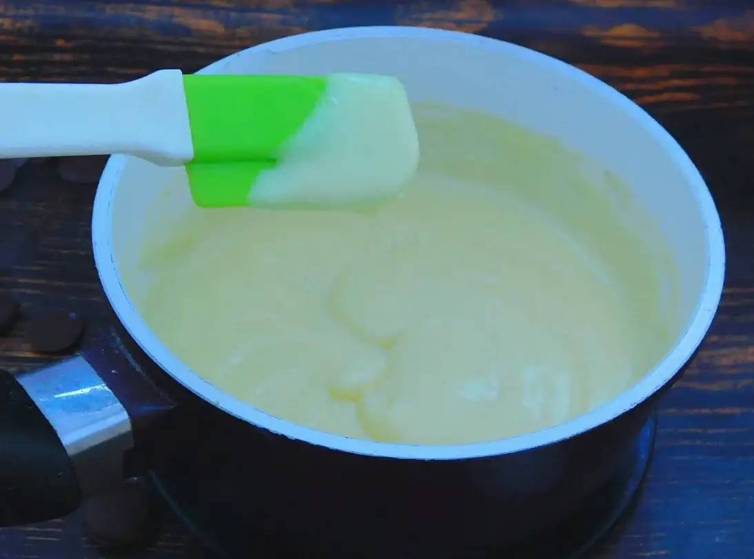 Смачний шоколадний торт на сковороді з кремом "Морозиво"