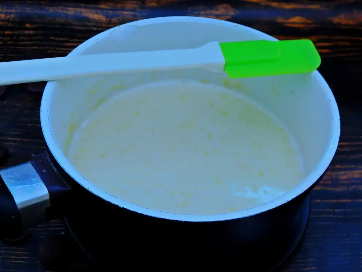 Смачний шоколадний торт на сковороді з кремом "Морозиво"