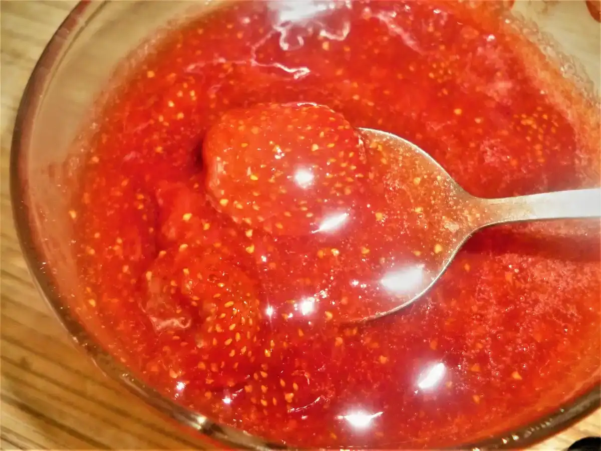 Полуниця у власному пюре на зиму: зварила варення новим способом