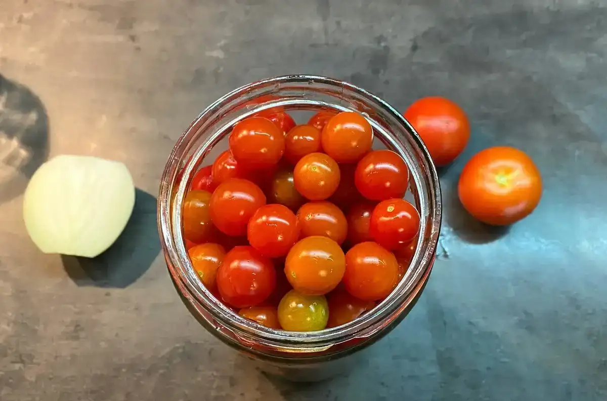 Кисло-солодкі помідори з цибулею на зиму: як магазинні, тільки смачніші