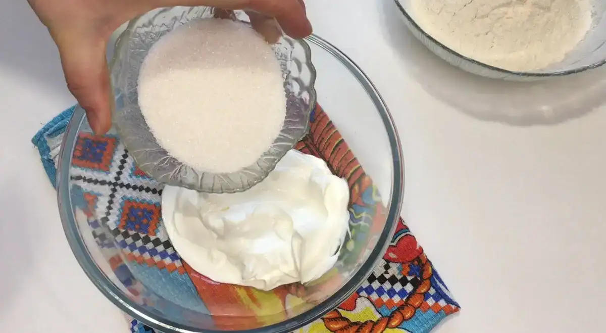 Ніжні, м'які КОРЖИКИ на сметані без яєць, масла і олії: простий рецепт моєї бабусі