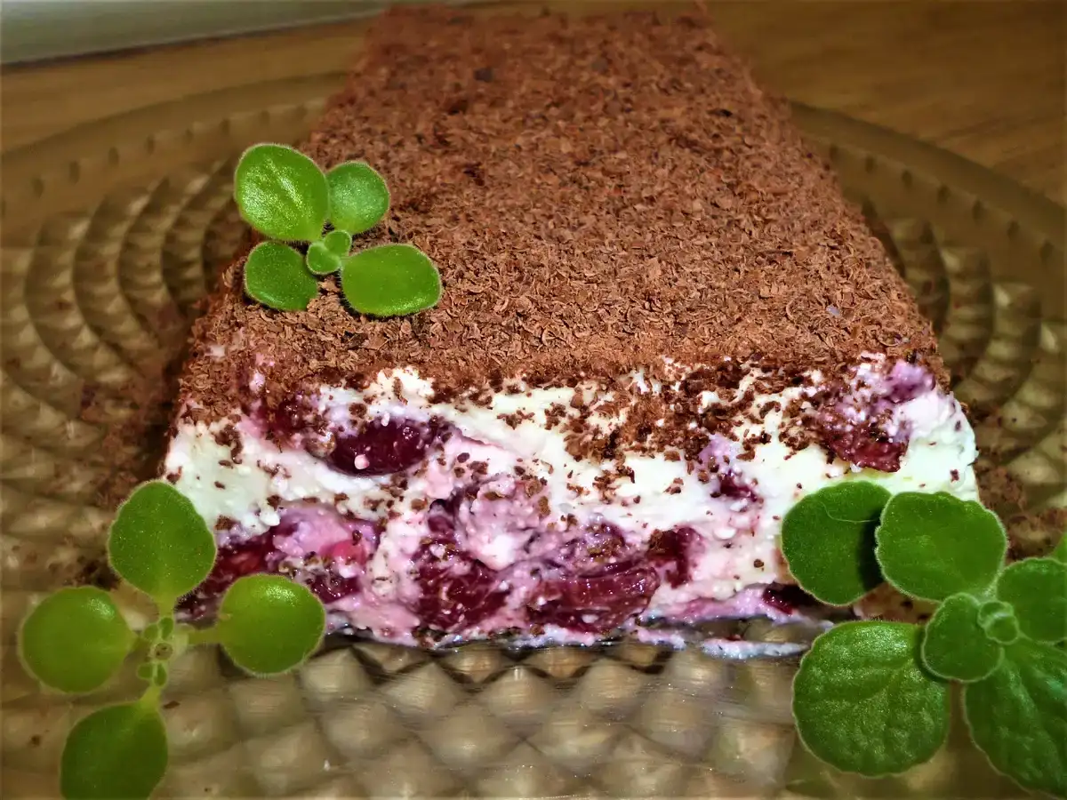 Сирно-сметанний десерт із замороженою (або свіжою) вишнею: смакота без випічки з простих продуктів