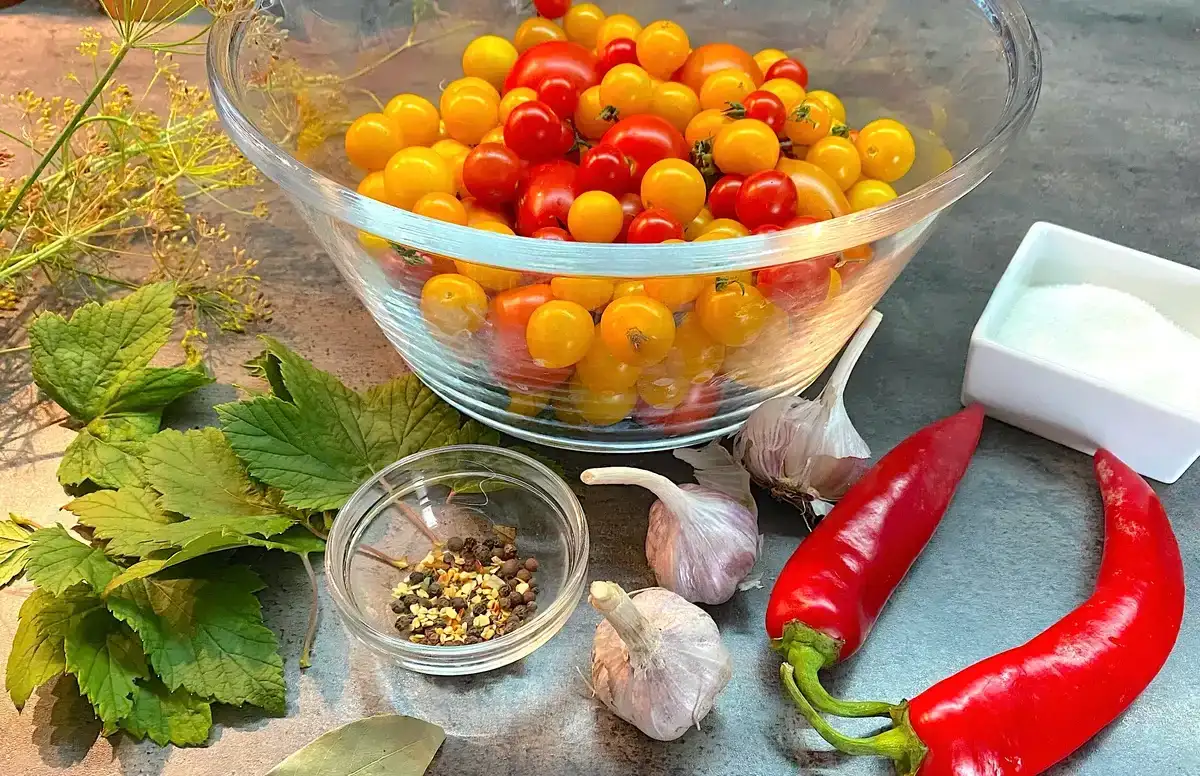 Помідори в кисло-солодкому маринаді із гостринкою: рецепт на зиму