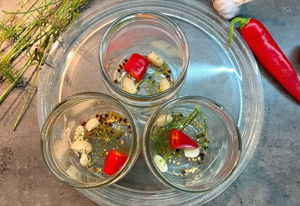 Помідори в кисло-солодкому маринаді із гостринкою: рецепт на зиму