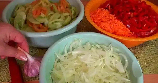 Салат із зелених помідорів: без варіння, зберігаю у скляних банках у холодильнику