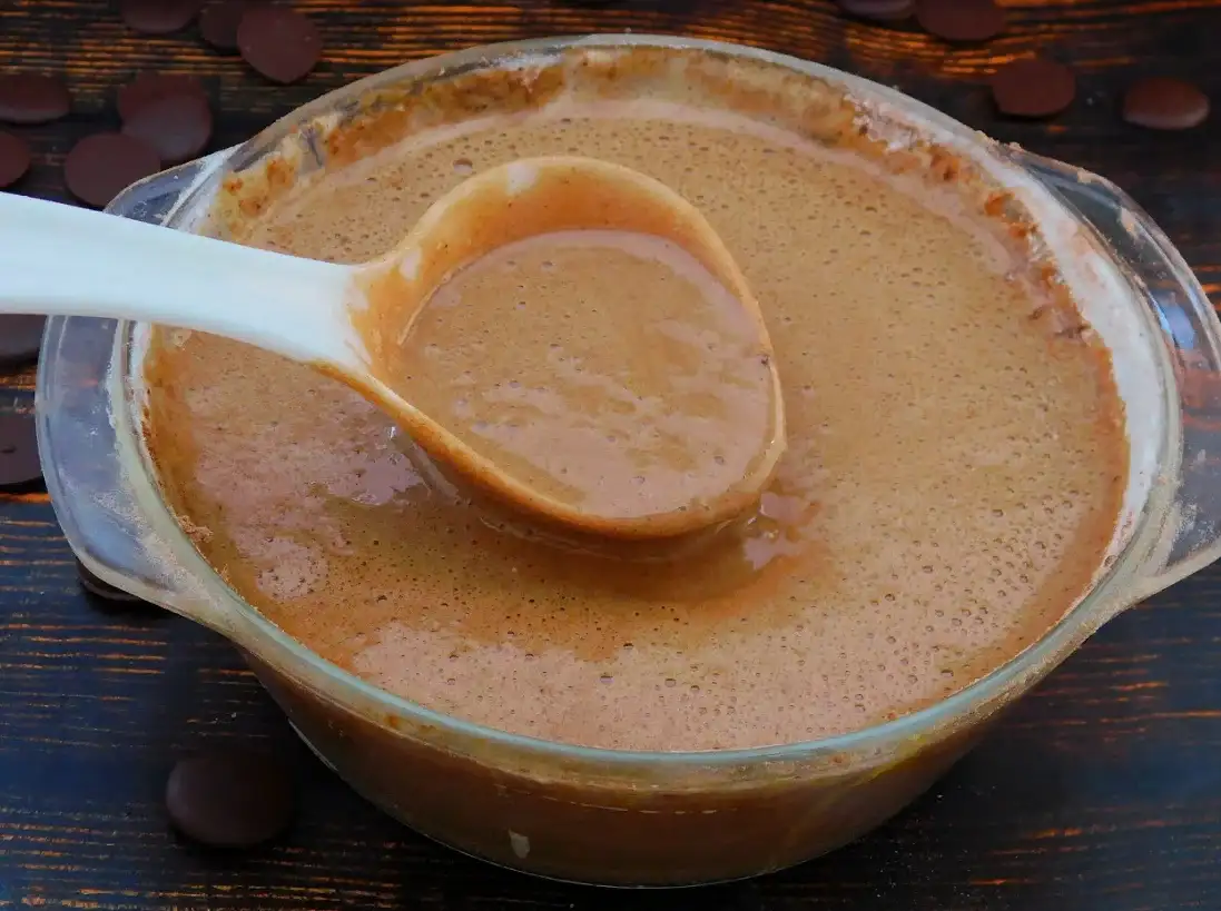 Смачний шоколадний торт на сковороді з кремом "Морозиво"