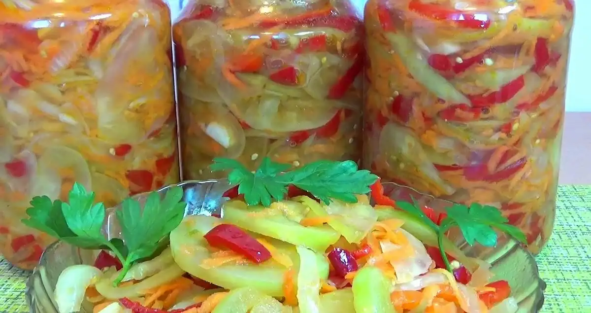 Салат із зелених помідорів: без варіння, зберігаю у скляних банках у холодильнику