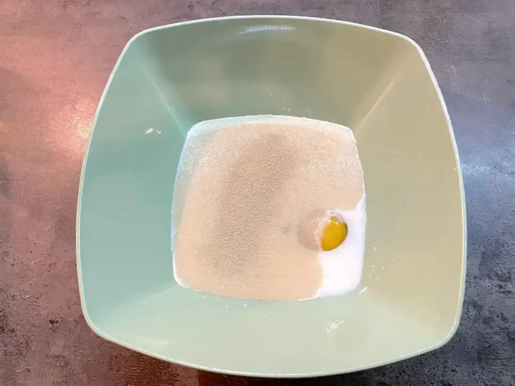 Сосиски у тонкому тісті без ліплення: ділюсь класним рецептом