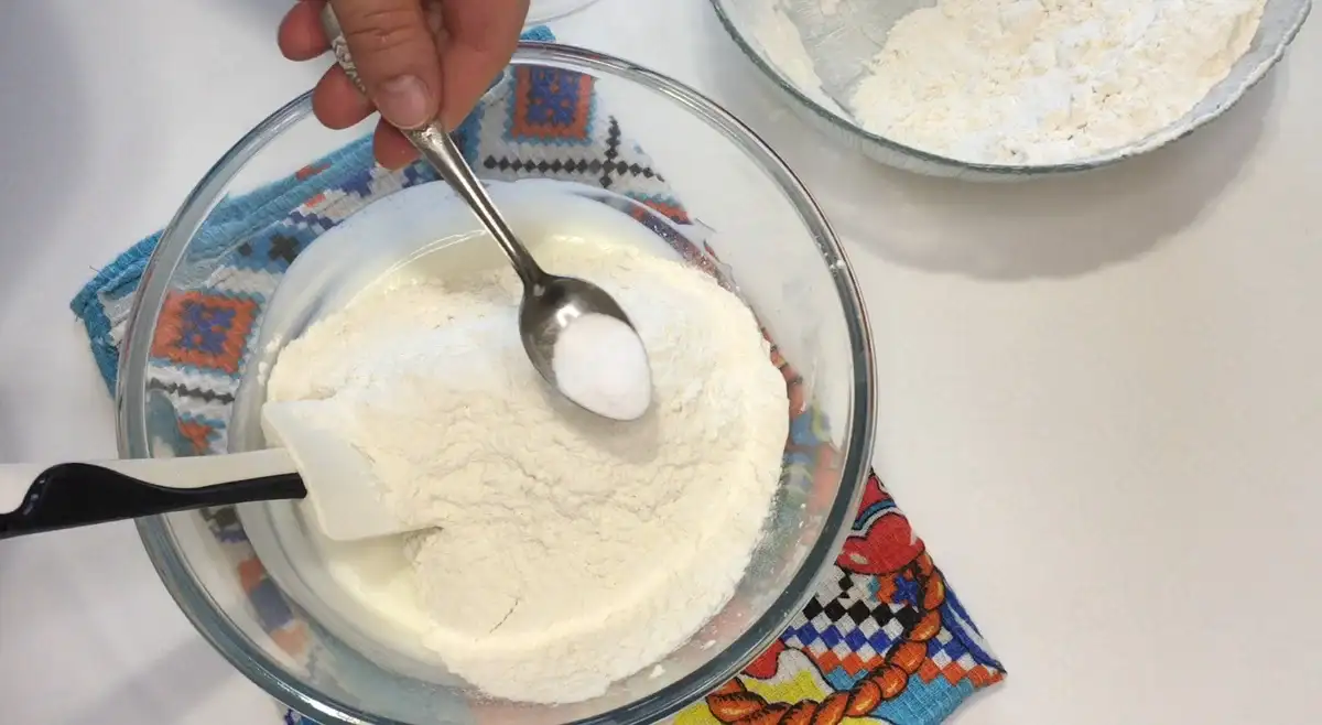 Ніжні, м'які КОРЖИКИ на сметані без яєць, масла і олії: простий рецепт моєї бабусі