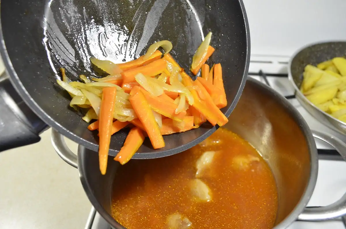 Рецепт рагу зі свинини як колись давали в їдальнях: неймовірно смачно і ситно