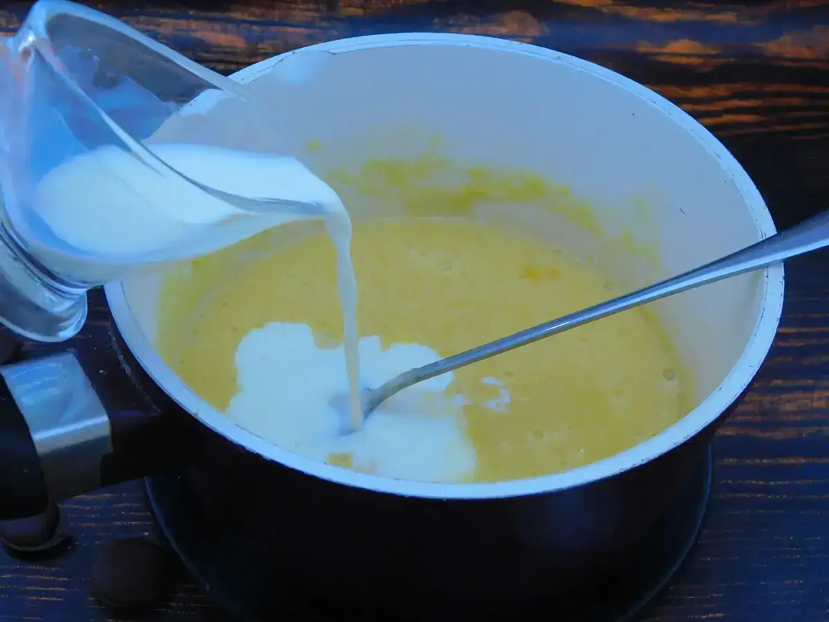 Смачний шоколадний торт на сковороді з кремом "Морозиво"