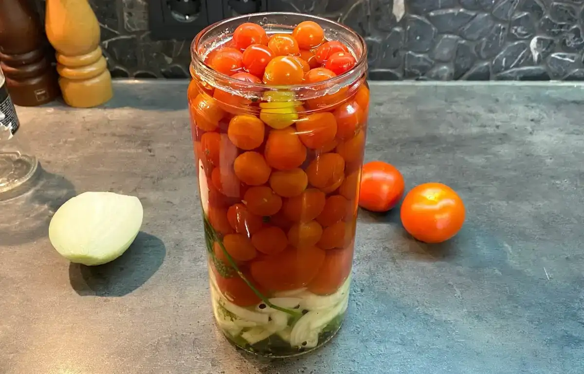 Кисло-солодкі помідори з цибулею на зиму: як магазинні, тільки смачніші