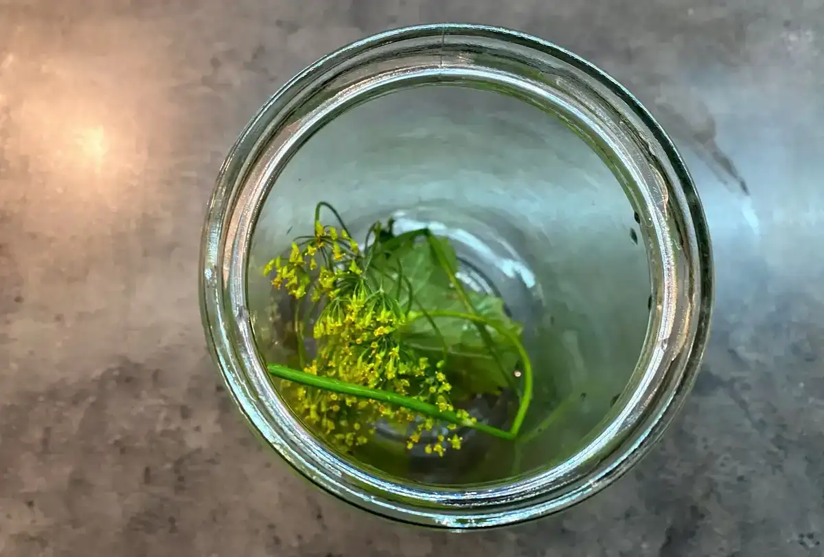 Кисло-солодкі помідори з цибулею на зиму: як магазинні, тільки смачніші