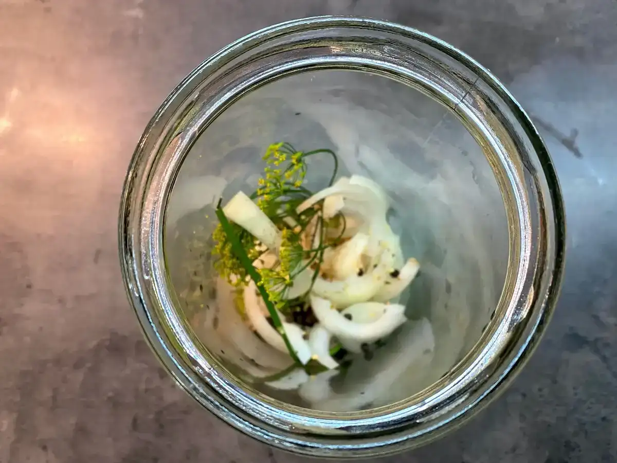 Кисло-солодкі помідори з цибулею на зиму: як магазинні, тільки смачніші