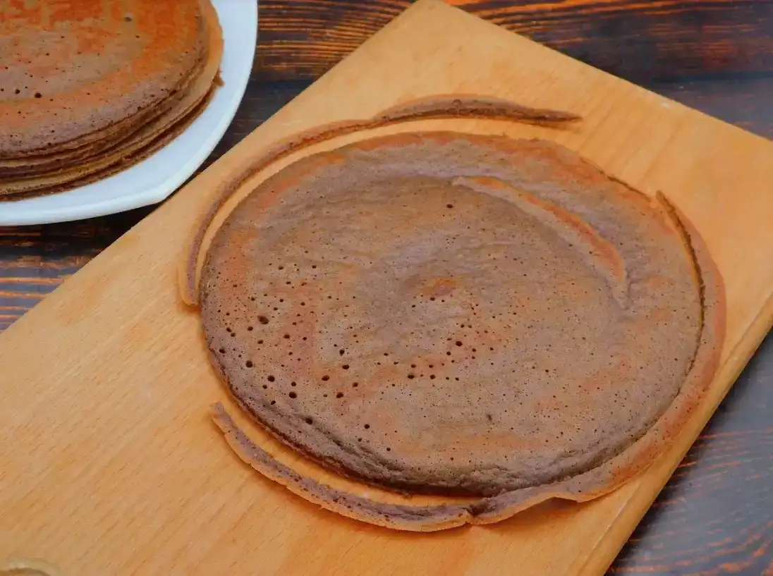 Смачний шоколадний торт на сковороді з кремом "Морозиво"