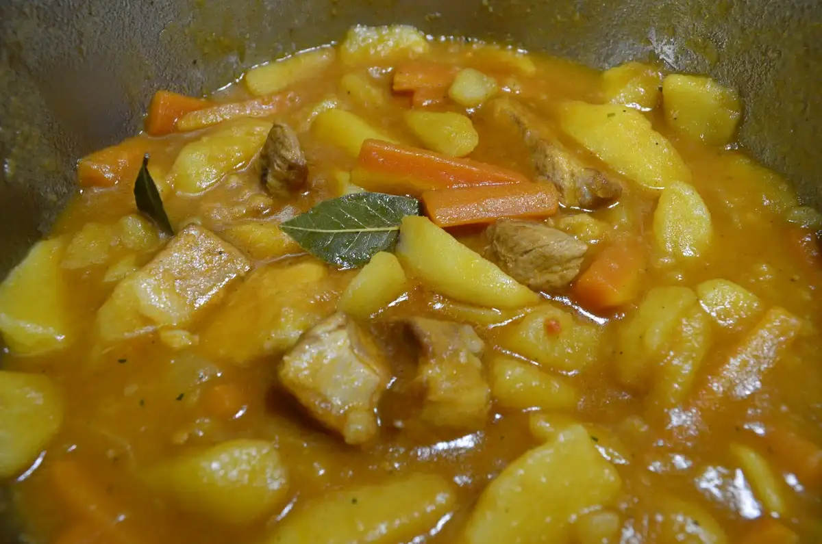 Рецепт рагу зі свинини як колись давали в їдальнях: неймовірно смачно і ситно