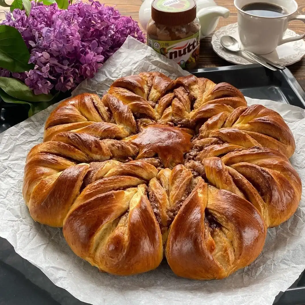 Шоколадний пиріг у формі квітки із здобного тіста - просто пальчики оближеш