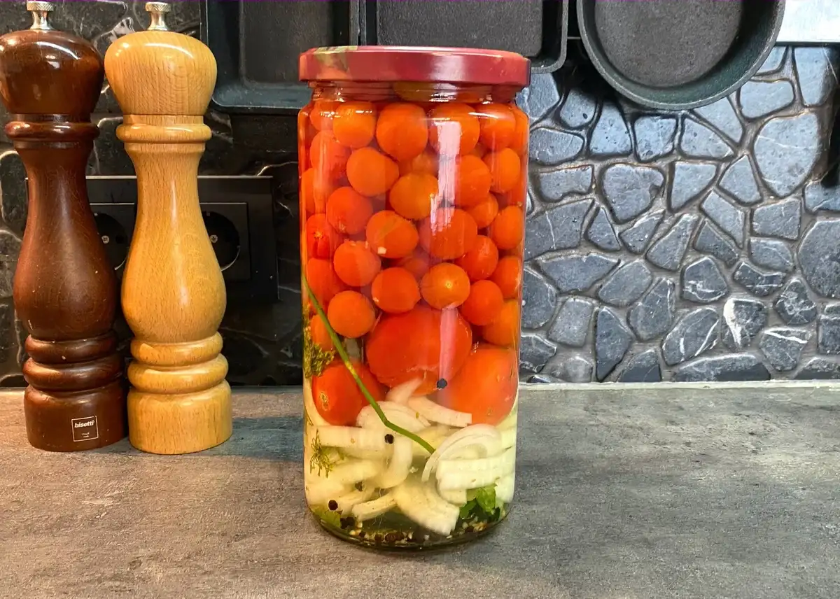 Кисло-солодкі помідори з цибулею на зиму: як магазинні, тільки смачніші