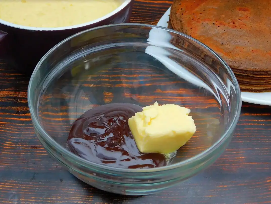 Смачний шоколадний торт на сковороді з кремом "Морозиво"