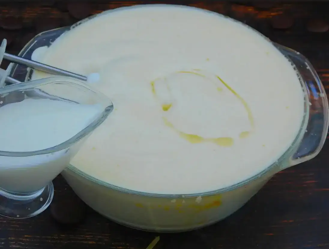 Смачний шоколадний торт на сковороді з кремом "Морозиво"