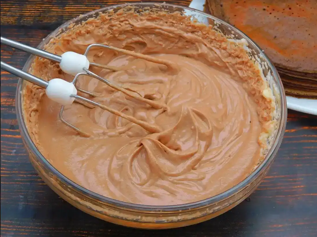 Смачний шоколадний торт на сковороді з кремом "Морозиво"