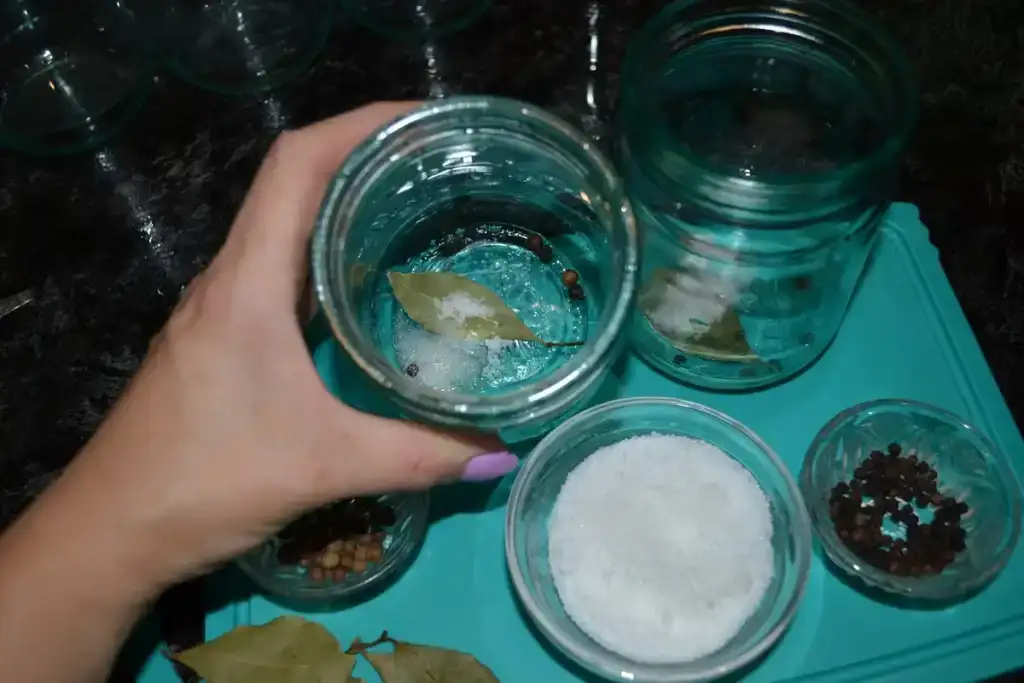 Домашні консерви зі скумбрії: 3 варіанти в духовці