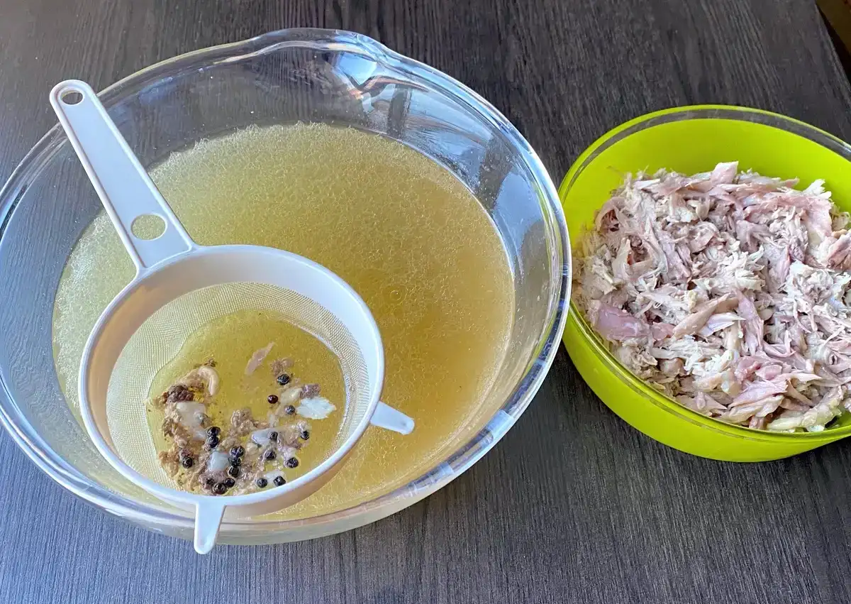 Холодець з домашньої курки та свинячих ніжок