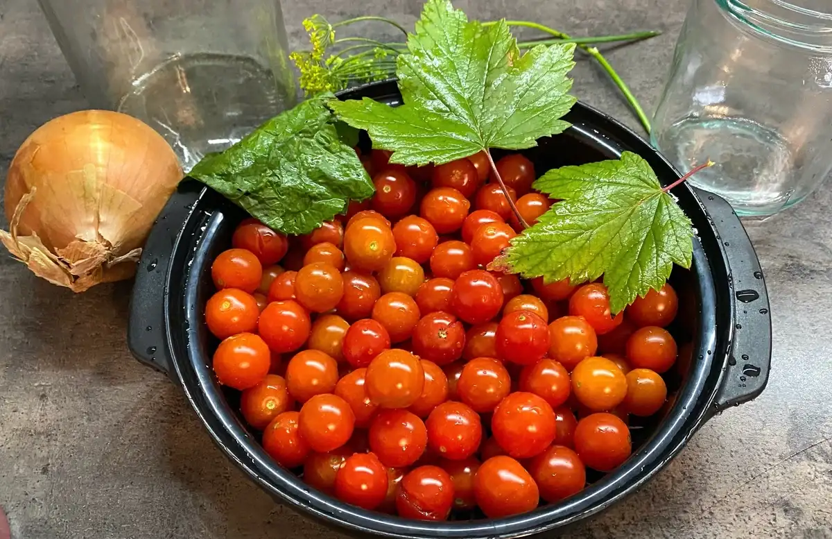 Кисло-солодкі помідори з цибулею на зиму: як магазинні, тільки смачніші