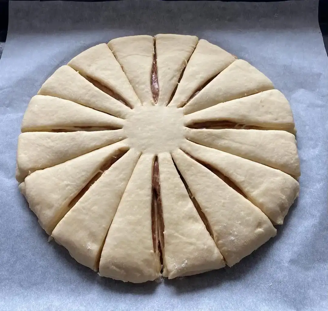 Шоколадний пиріг у формі квітки із здобного тіста - просто пальчики оближеш