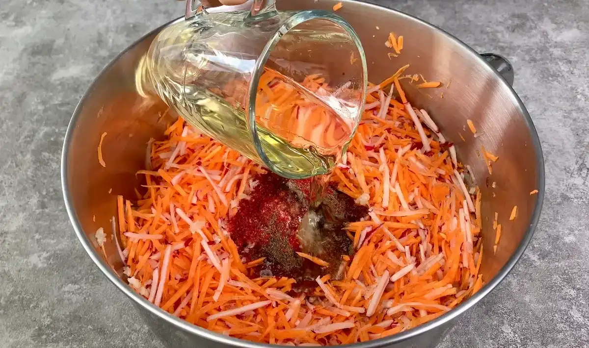Салат з редьки і моркви по-корейськи: смачний рецепт на зиму