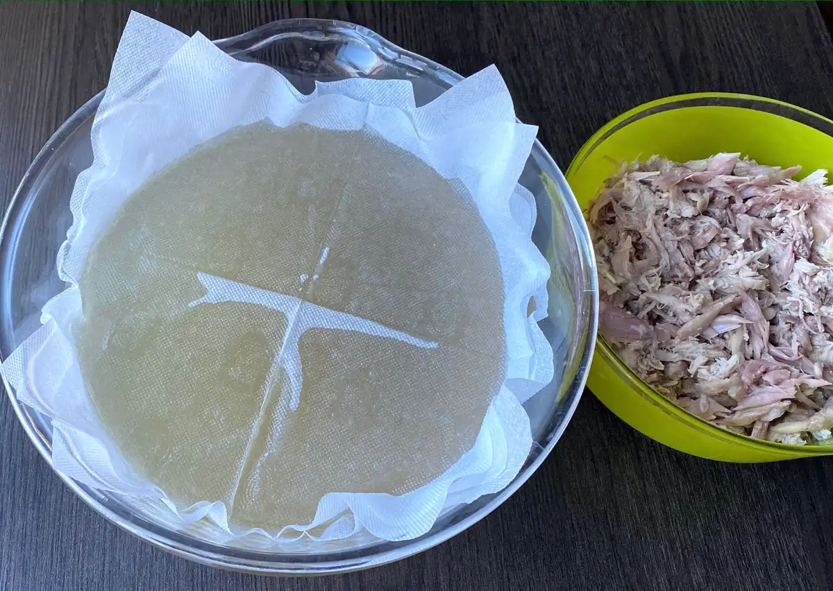 Холодець з домашньої курки та свинячих ніжок