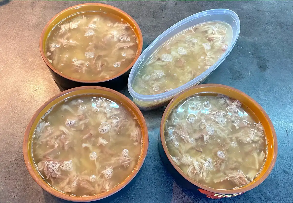 Холодець з домашньої курки та свинячих ніжок