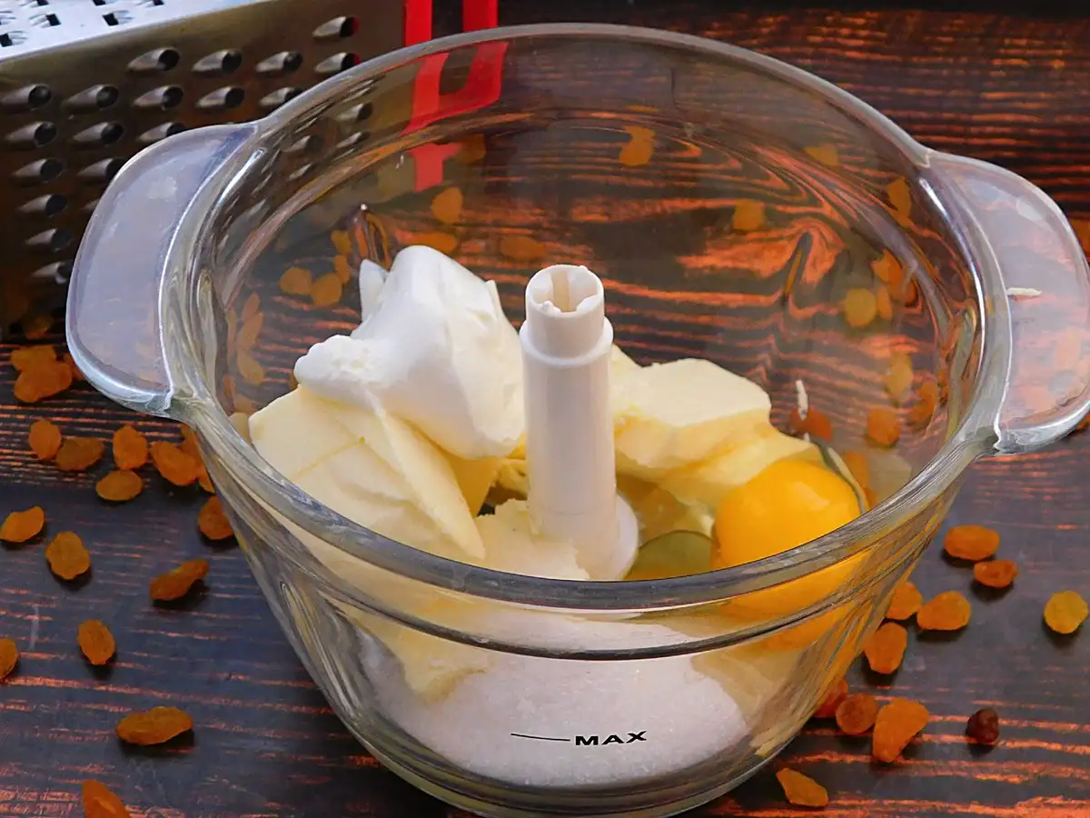 Тертий пиріг з сирною начинкою і родзинками: без розкачування коржів