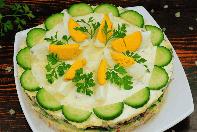 Святковий салат "Курочка ряба": смачний і красивий, як торт