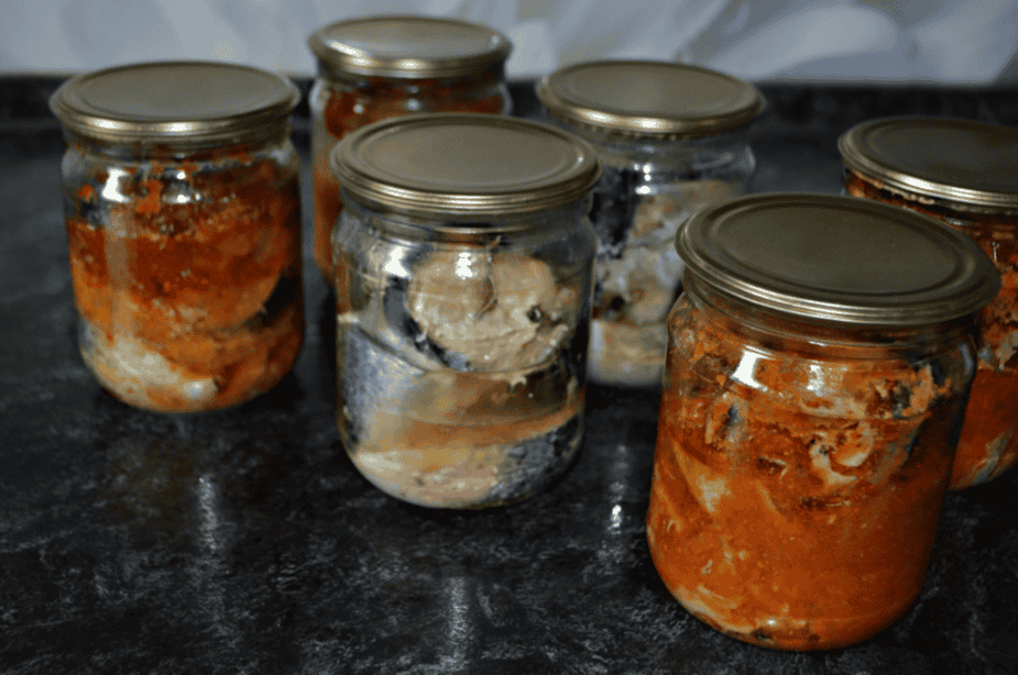 Домашні консерви зі скумбрії: 3 варіанти в духовці