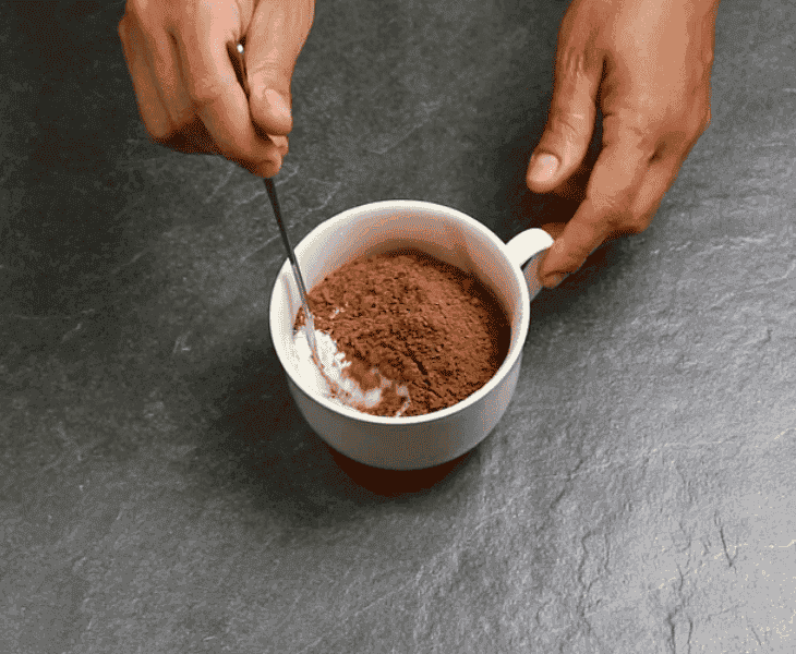 Швидкий десерт "Шоколадна чашка": смачно, просто та готувати всього 5 хвилин