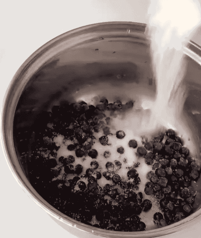 Маковий торт з ягідною начинкою - це неймовірно смачно і красиво