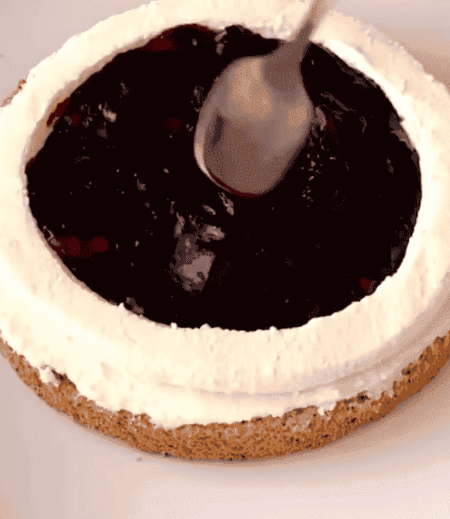 Маковий торт з ягідною начинкою - це неймовірно смачно і красиво