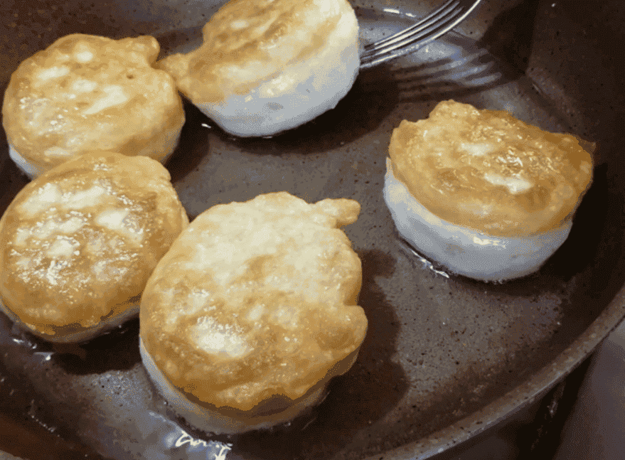 Пишні оладки на кефірі, як пух без дріжджів: секрет приготування моєї бабусі