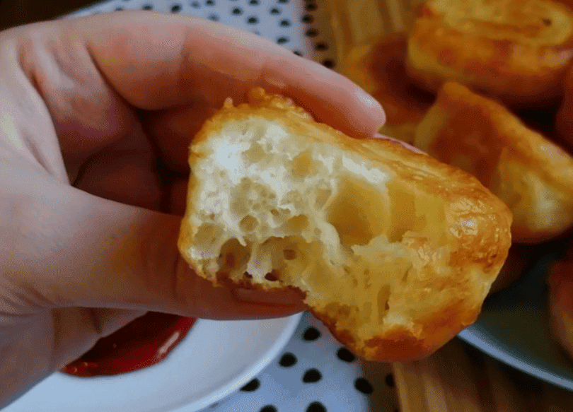 Пишні оладки на кефірі, як пух без дріжджів: секрет приготування моєї бабусі