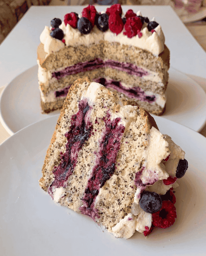 Маковий торт з ягідною начинкою - це неймовірно смачно і красиво