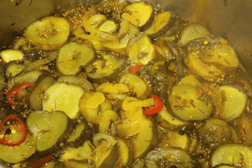 Пряний салат з огірків або пікулі на зиму: шикарний рецепт, а до бутербродів чи бургерів - ідеально