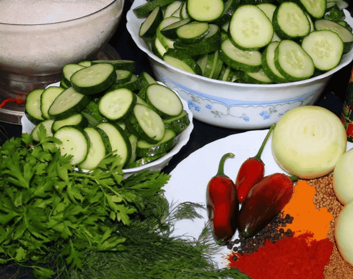 Пряний салат з огірків або пікулі на зиму: шикарний рецепт, а до бутербродів чи бургерів - ідеально