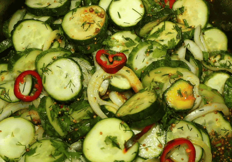 Пряний салат з огірків або пікулі на зиму: шикарний рецепт, а до бутербродів чи бургерів - ідеально