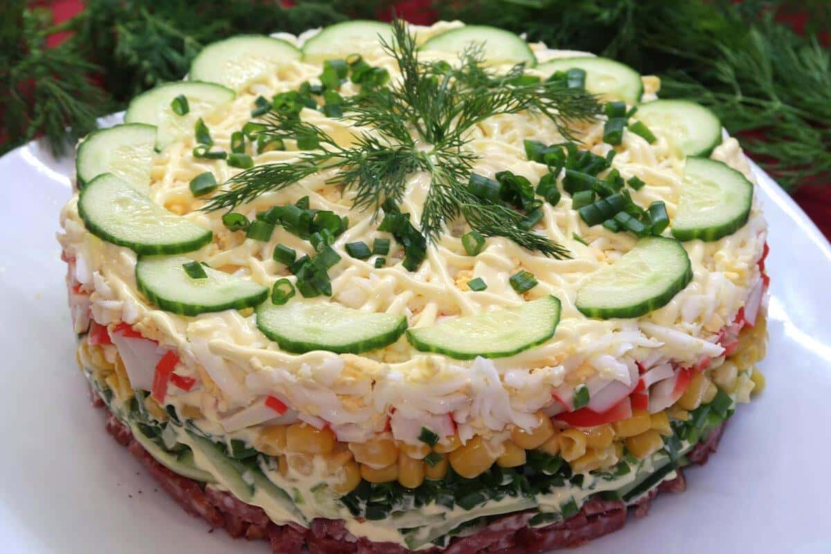 Салат шарами з огірком, ковбасою і кукурудзою - це швидкий і смачний салат, який я подаю на будь-який стіл